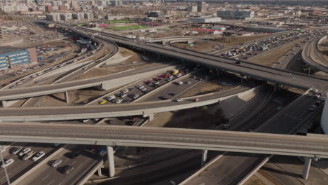 Vista-Aérea-De-Autos-Conduciendo-Por-La-Interestatal-En-Denver,-Colorado