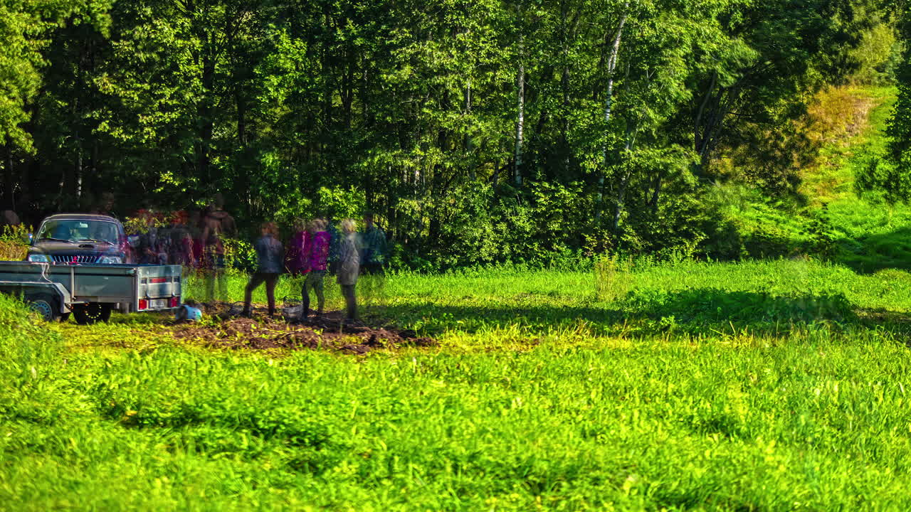 timelapse de tractores y personas cultivando en campo de patatas