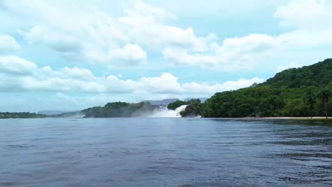 Increíble-Vista-De-Las-Palmas-De-Canaima,-Las-Palmas-Más-Famosas-De-Venezuela