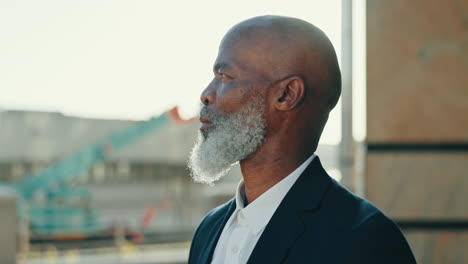 hombre negro, ejecutivo senior al aire libre y pensando