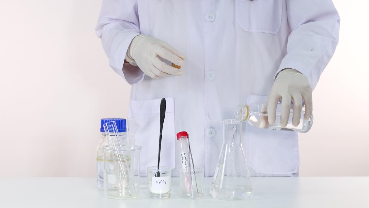 científico vertiendo productos químicos en un experimento de laboratorio