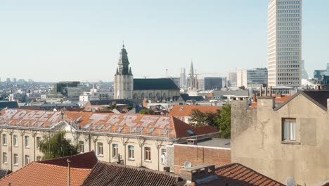 Horizonte-De-Bruselas-Con-Vistas-Al-Sablon-Y-La-Gran-Plaza-De-Bruselas-En-Un-Cálido-Día-De-Verano-Con-Cielos-Azules-Claros