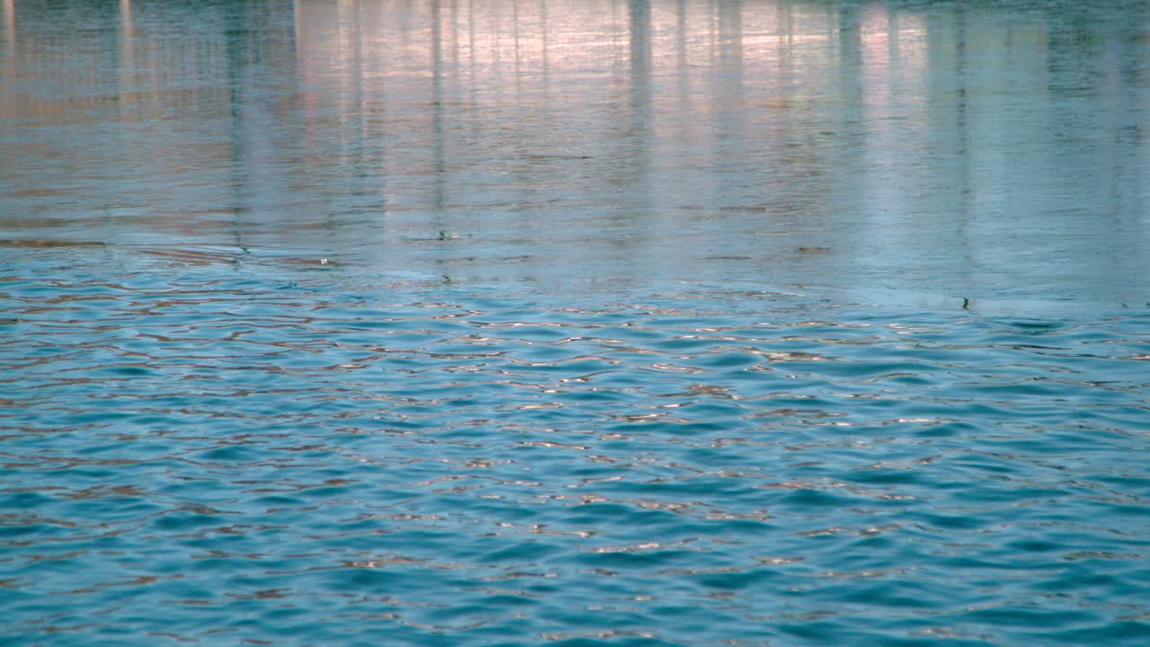 아름다운 신선한 푸른 바다 - 중간 샷