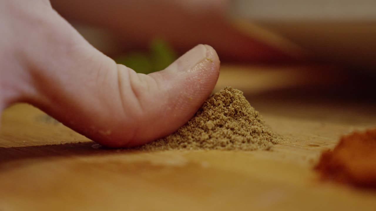 poner el dedo en la especia de guarnición
