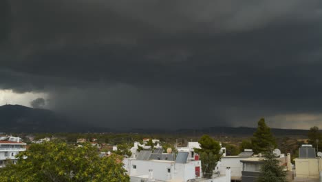 una enorme cantidad de nubes de tormenta sobre la montaña parnitha, grecia