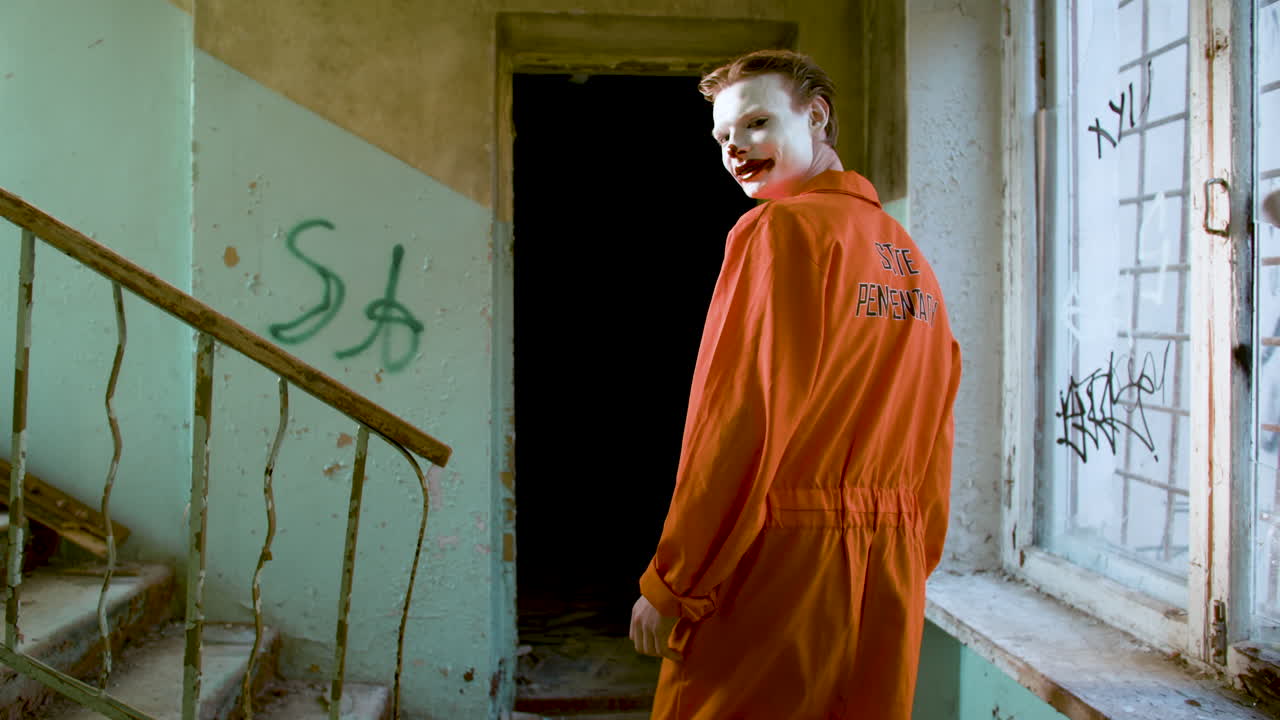 страшный клоун в заброшенном доме