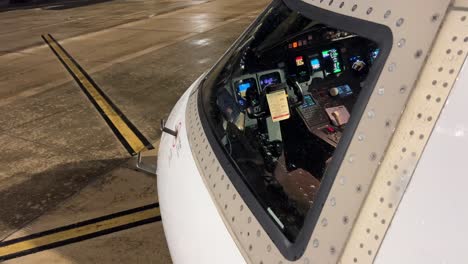 vista externa de una moderna cabina de jet de tamaño mediano alimentada, luz nocturna