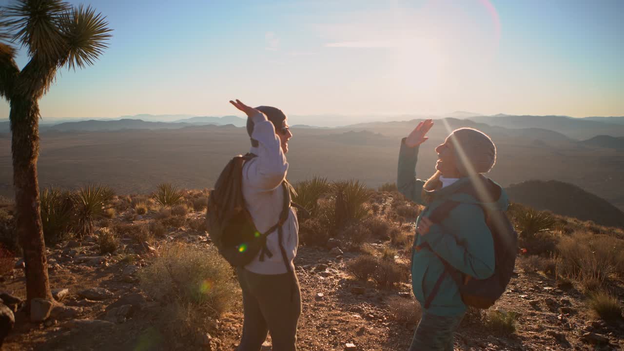 은 해가 뜨면 산 꼭대기에 축하합니다.