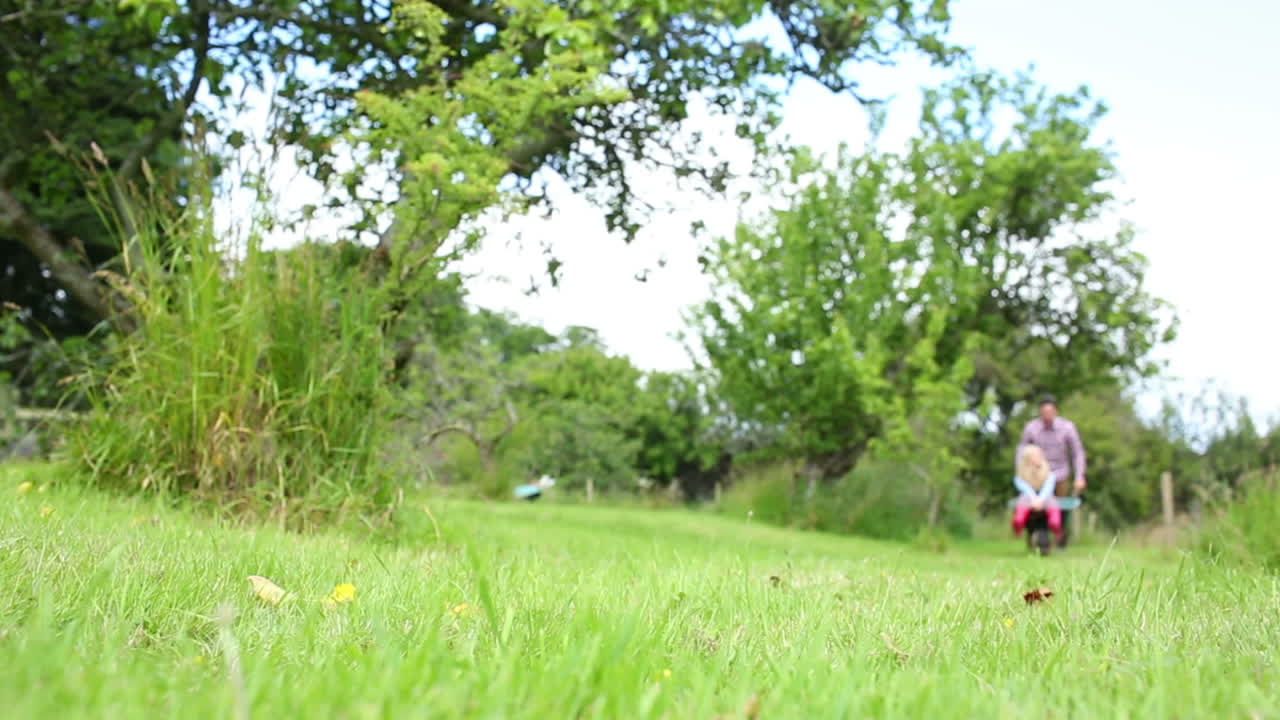 소년 은 여자친구 를 바로 로 운반 하고 있다