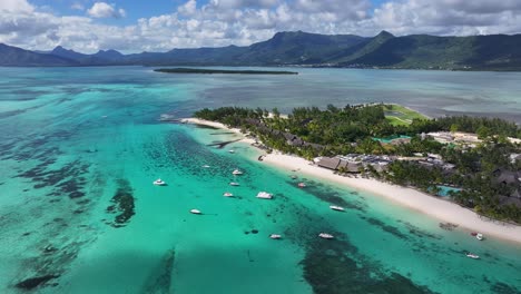 le morne en el puerto de louis en la isla de mauricio