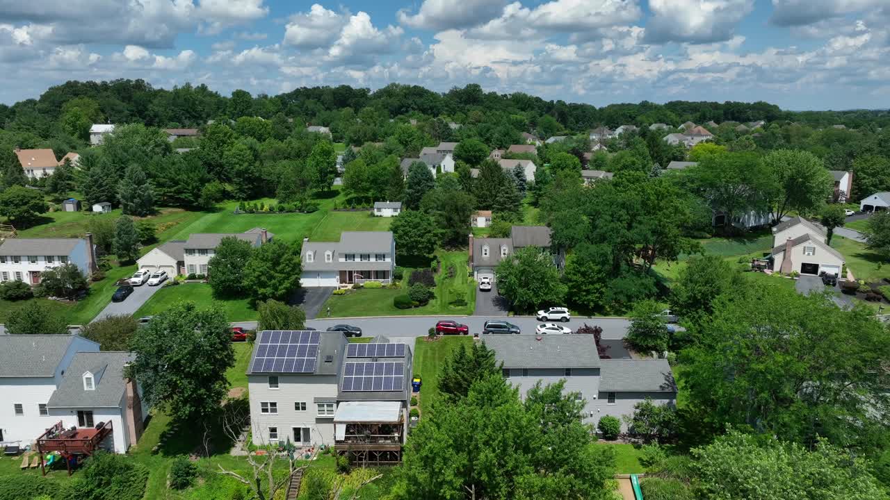 옥상 에 태양광 패널 이 설치 되어 있고 거리 에 초록색 나무 가 있는 아름다운 주거 지역 의 드론 촬영 - 미국 의 푸른 하늘 에 부풀어 오르는 밀집 한 구름