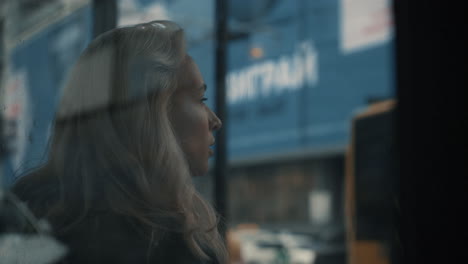 Mujer-Viajera-Esperando-El-Autobús-En-La-Estación-En-El-Paisaje-De-La-Ciudad-Cerca-De-La-Carretera.