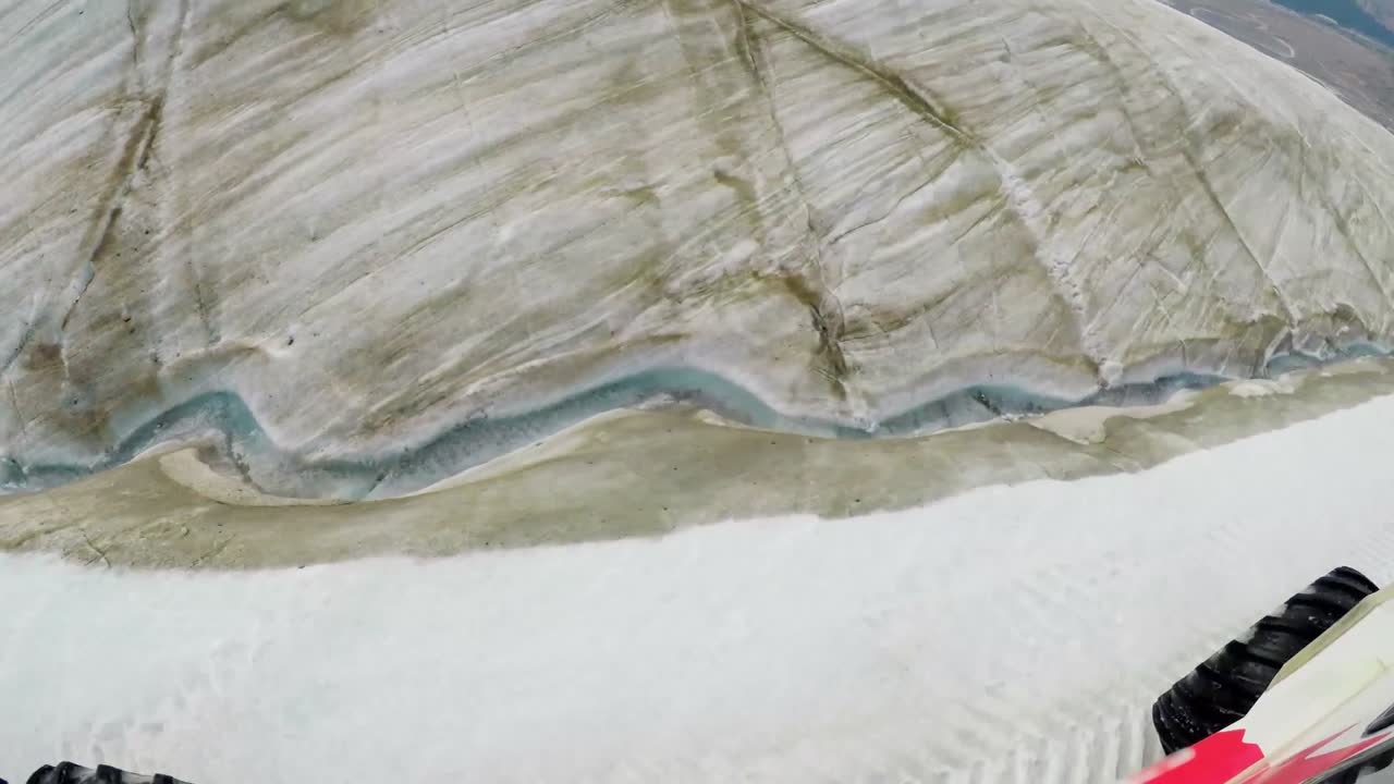 Veicolo da neve in movimento su un'area innevata 4k