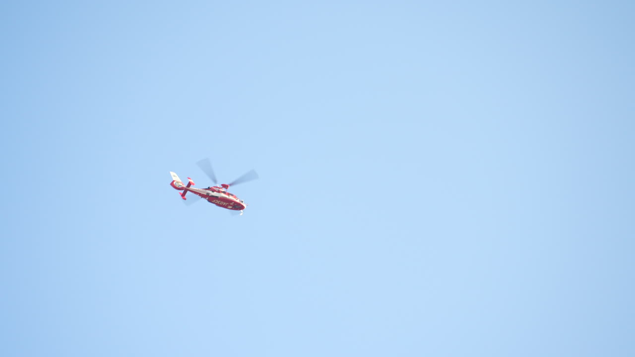 日本東京的救援直升機在藍色天空背景下懸浮