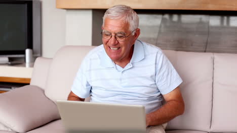 Älterer-Mann-Mit-Laptop-Auf-Der-Couch