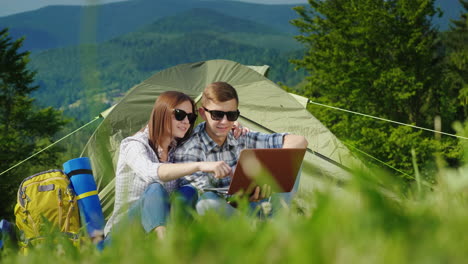 Junge-Leute-Ruhen-Sich-Auf-Dem-Campingplatz-Aus-Und-Benutzen-Laptops