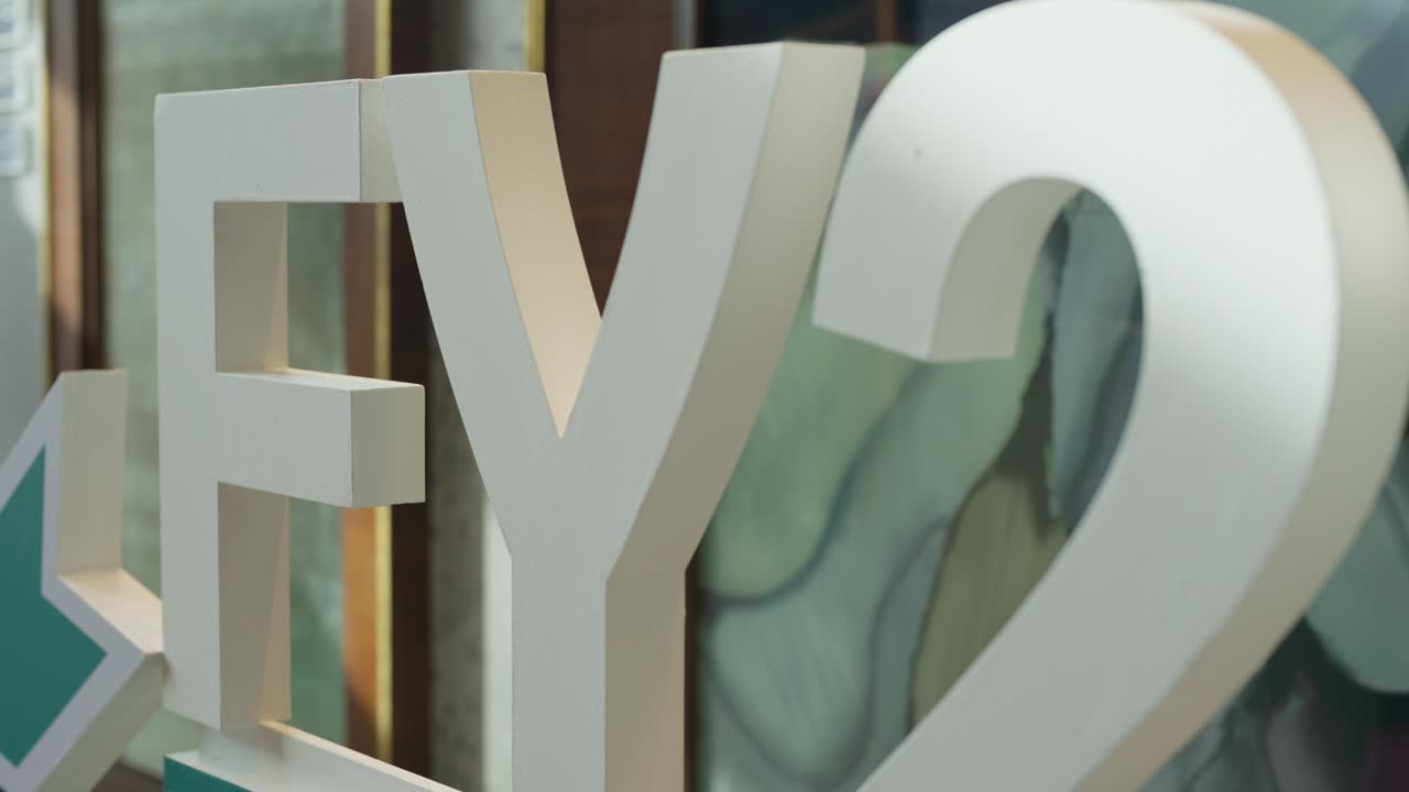 un cartel para un hotel en el alamein, egipto. un primer plano extremo.