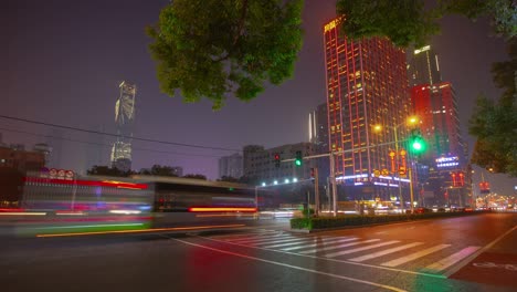 ciudad de changsha hora nocturna iluminación tráfico calle cruce peatonal lado panorama lapso de tiempo 4k china