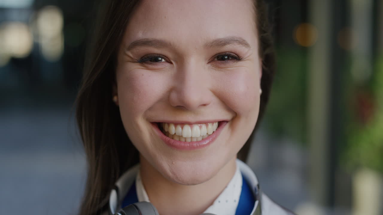 retrato de cerca joven feliz mujer de negocios riendo alegre disfrutando de una carrera exitosa estilo de vida en la ciudad el viento soplando el cabello satisfacción en cámara lenta