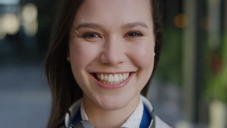 Primer-Plano-Retrato-Joven-Mujer-De-Negocios-Feliz-Riendo-Alegre-Disfrutando-De-Un-Estilo-De-Vida-Profesional-Exitoso-En-La-Ciudad-Viento-Soplando-Cabello-Satisfacción-En-Cámara-Lenta