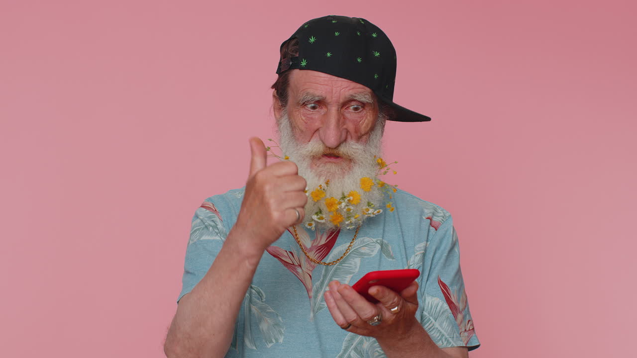 hombre mayor usando teléfono móvil escribiendo posts en la web mensajes de sms navegando adicción a las redes sociales