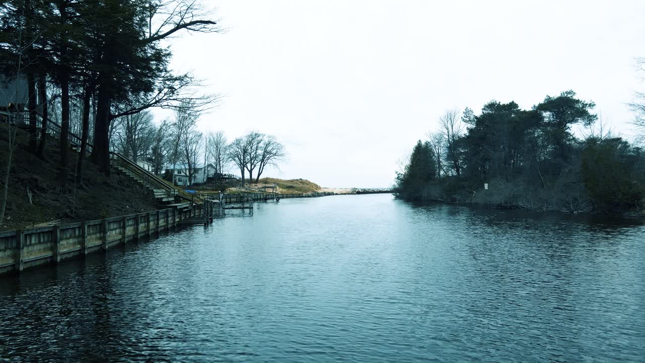 머스키곤의 미시간 호수로 향하는 작은 지류를 따라 여행하기