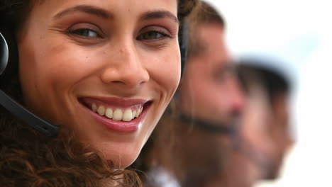mujer amigable sonriendo en un equipo de soporte al cliente