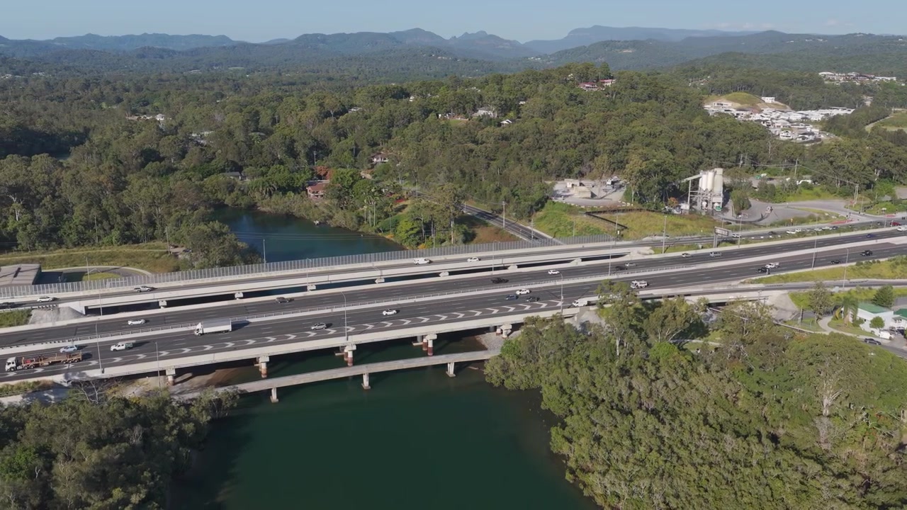 Autoestrada do Pacífico atravessando o riacho Tallebudgera em Palm Beach, Gold Coast, Queensland. Tomada aérea panorâmica.