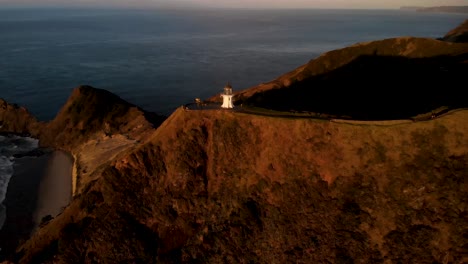 Vista-Aérea-Del-Faro-De-Cape-Reinga-Cerca-De-Pointe-Giiota-Al-Atardecer-En-Northland,-Isla-Norte-De-Nueva-Zelanda