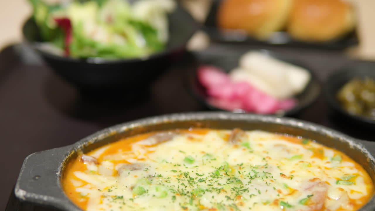 금속 뜨거운  ⁇ 비 에서 준비 된 맛있는 치즈 로즈 감자 그라틴 의 클로즈업