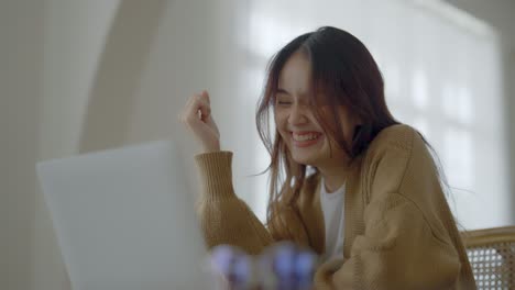 흥분한 아시아 여성, 유포릭한 느낌, 온라인 축하, 성공, 성취, 결과, 좋은 이메일 뉴스에 대해 행복한 젊은 여성, 훌륭한 제안이나 새로운 기회에 의해 동기 부여, 시험 통과, 일자리를 얻었습니다.