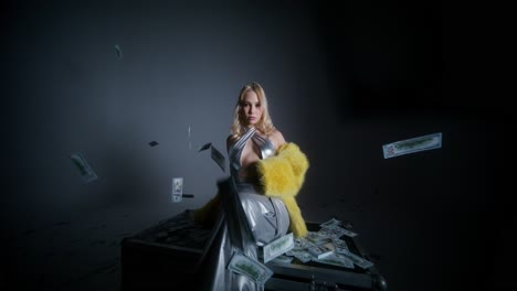 mujer elegante con dinero lluvia