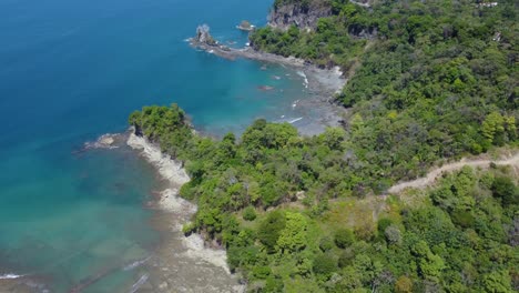 La-Belleza-De-La-Costa-De-Manuel-Antonio-Desde-Una-Perspectiva-Aérea,-Sus-Aguas-Turquesas,-Playas-Vírgenes-Y-Exuberante-Selva-Tropical,-Costa-Rica