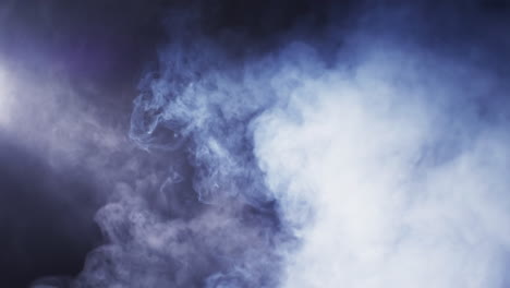 video von weißen rauchwolken, die sich mit kopierraum auf schwarzem hintergrund bewegen