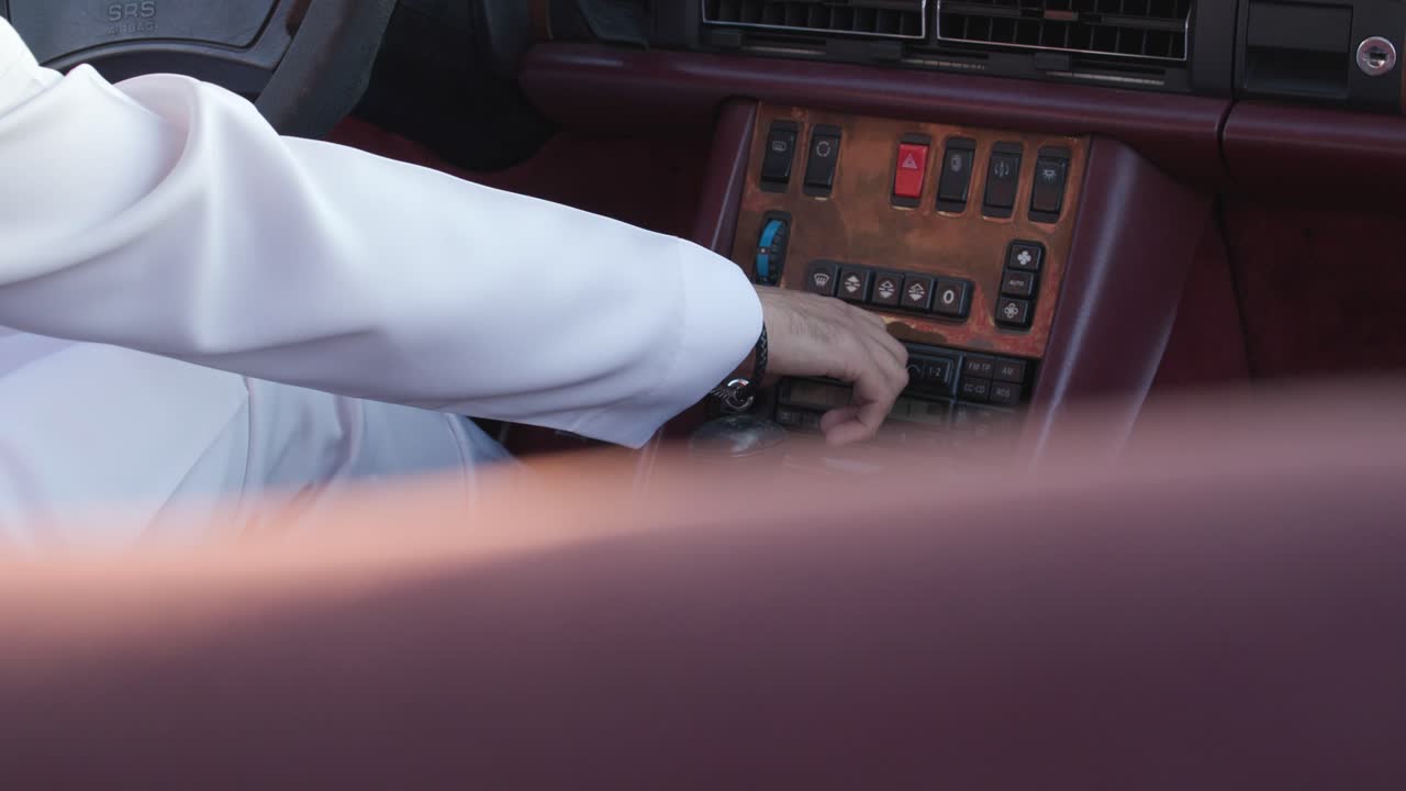 insertar un casete dentro de una grabadora de reproductor de coche para un viejo mercedes 4k