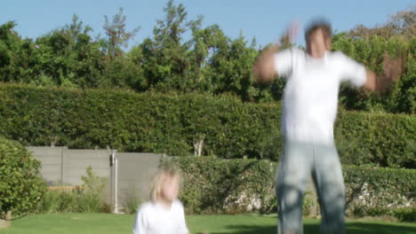 padre e hijo saltando en un trampolín