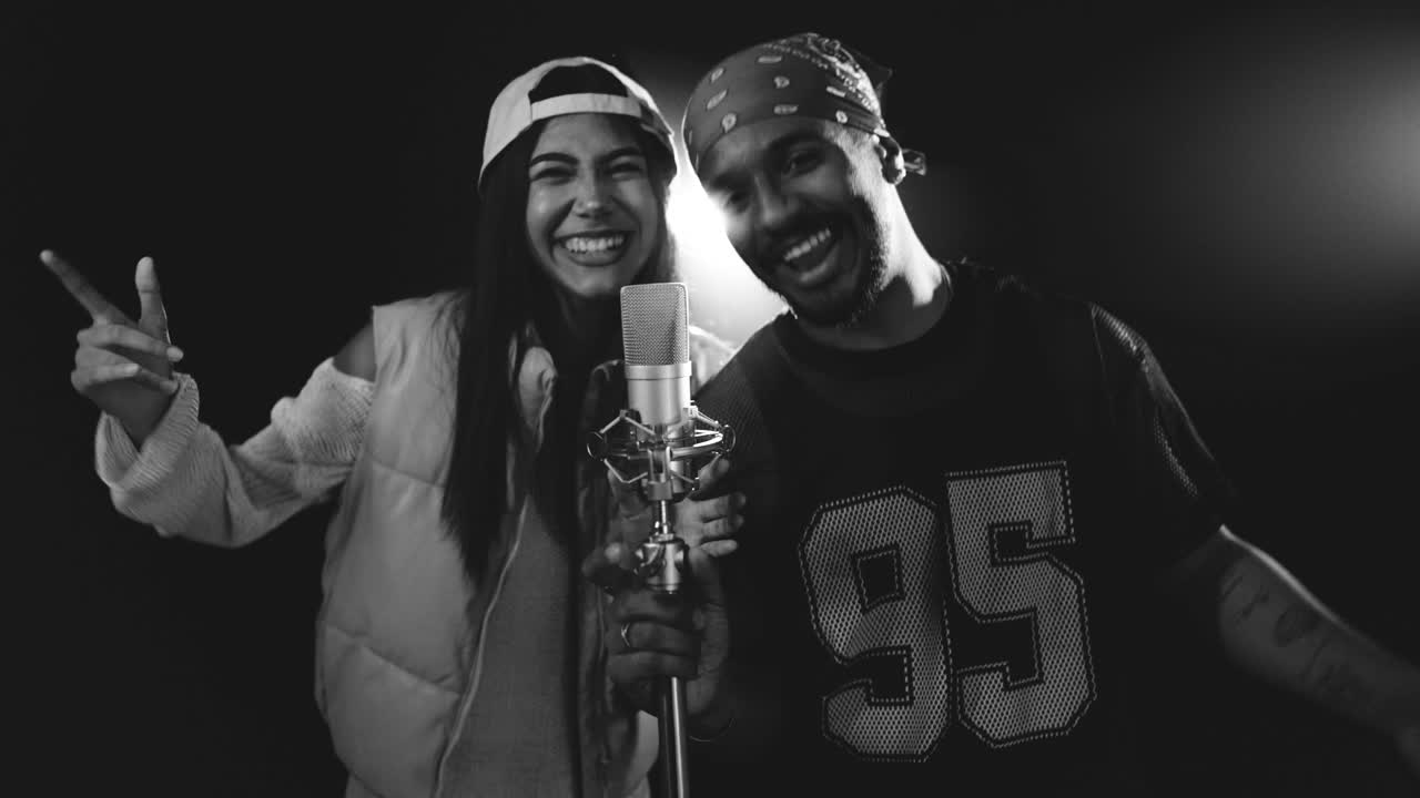 Video musicale dinamico in bianco e nero con cantanti reggaeton