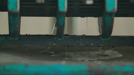 primer plano de una máquina compactadora de frutas, como aceite de palma de coyol saliendo de ella
