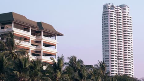 Riesige-Weiße-Und-Braune-Moderne-Hotelgebäude-Unter-Blauem-Himmel