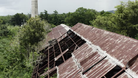 Glatter-Filmischer-Kran-Vorbei-An-Der-Alten-Verlassenen-Rostfabrik-In-Los-Canos-Puerto-Rico