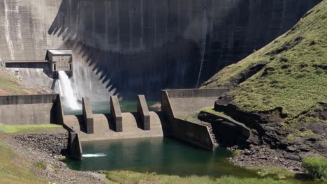 Ruhiger,-Sonniger-Tag-Unter-Dem-Staudamm,-Der-Einen-Wasserstrahl-Freisetzt