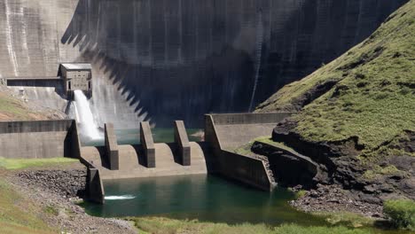 tranquilo día soleado debajo de la represa hidroeléctrica liberando un chorro de agua