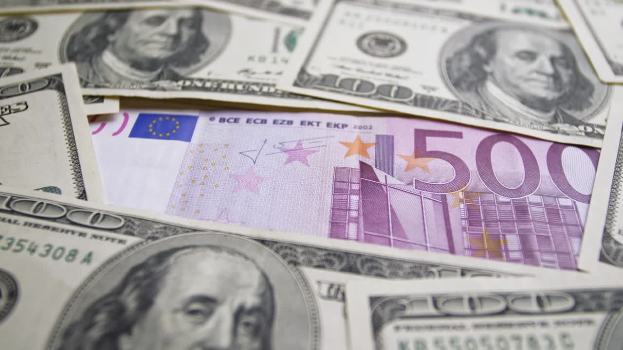 Filmato di banconote in rotazione da diversi stati dell'Unione Europea e degli Stati Uniti d'America
