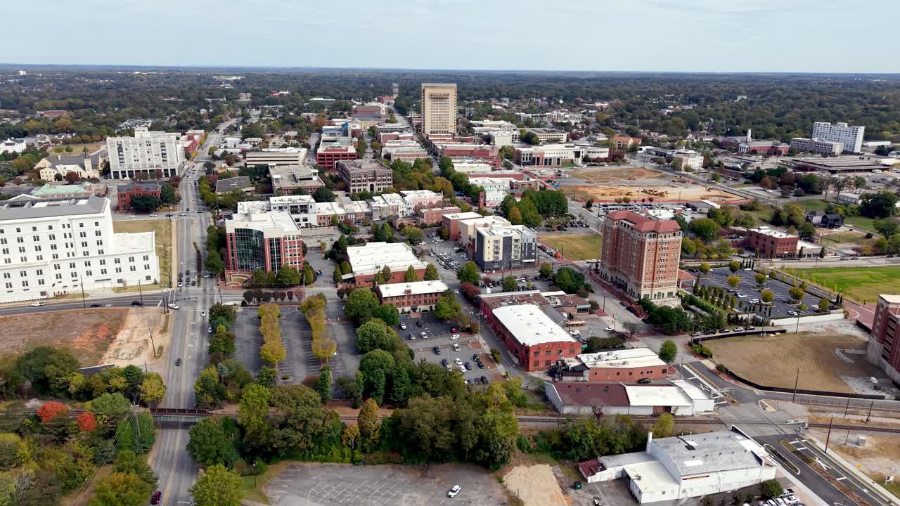 toma aérea desde arriba de Spartanburg, Carolina del Sur, órbita del centro