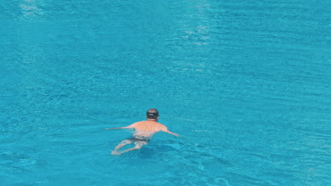 hombre nadando en la piscina