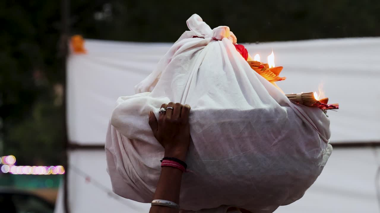 offerte sacre di lampada di olio di argilla bruciata per il dio sole indù al festival di chhath