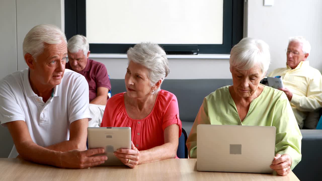 Anziani che usano tablet e laptop