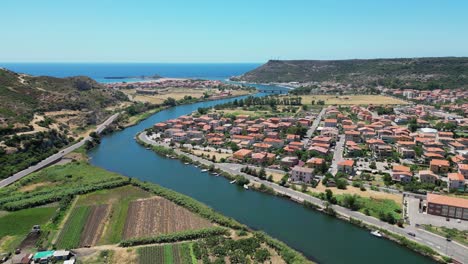 Fluss-Temo-Fließt-Durch-Bosa-Ins-Meer-Bei-Sardinien,-Italien---4k-Luftbild