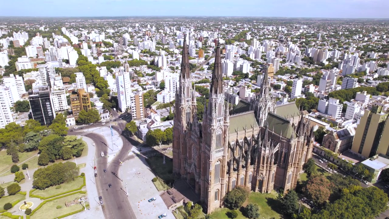 Vista aerea 4K con drone della Cattedrale di La Plata a Buenos Aires, Argentina. Una delle più grandi chiese neogotiche del mondo, caratterizzata da un'architettura imponente nel cuore della città
