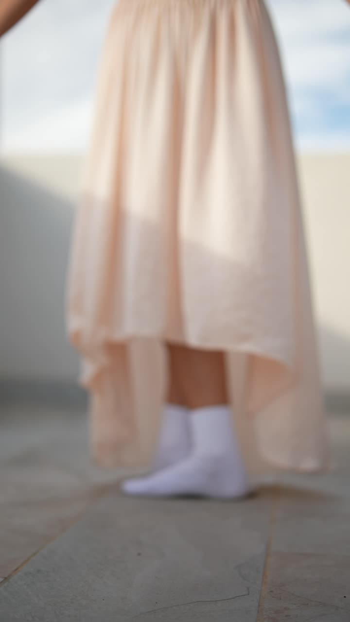 밝은 베이지색 치마를 입고 춤을 추는 여자